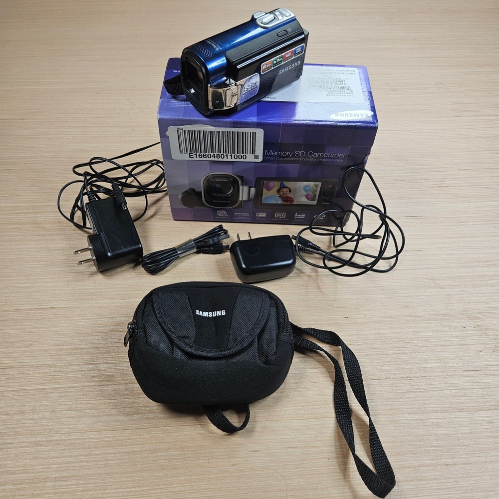 Samsung SMX-F44LN/XAA Digital Memory Camcorder Blue 16GB 65x Zoom Bundle Charger